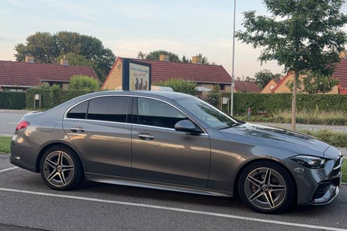 Grå Mercedes C300 d fra 2022