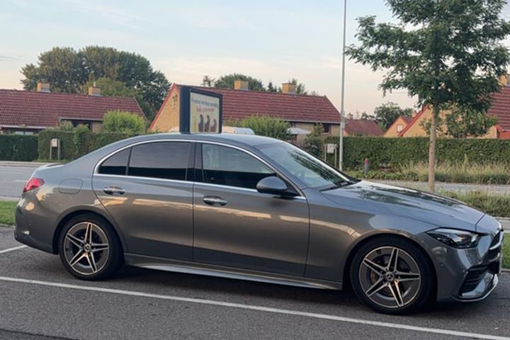 Grå Mercedes C300 d fra 2022