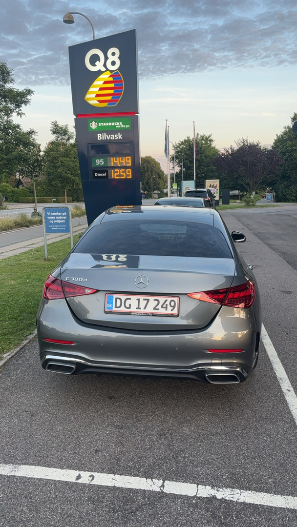 Grå Mercedes C300 d fra 2022