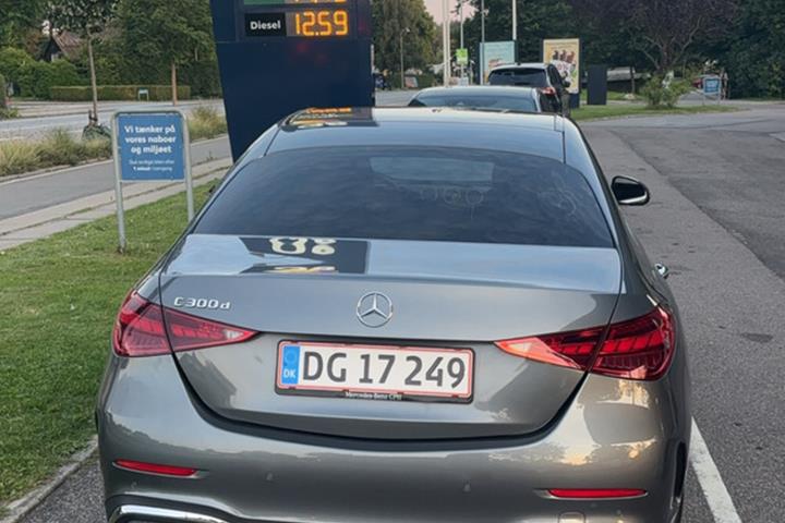 Grå Mercedes C300 d fra 2022