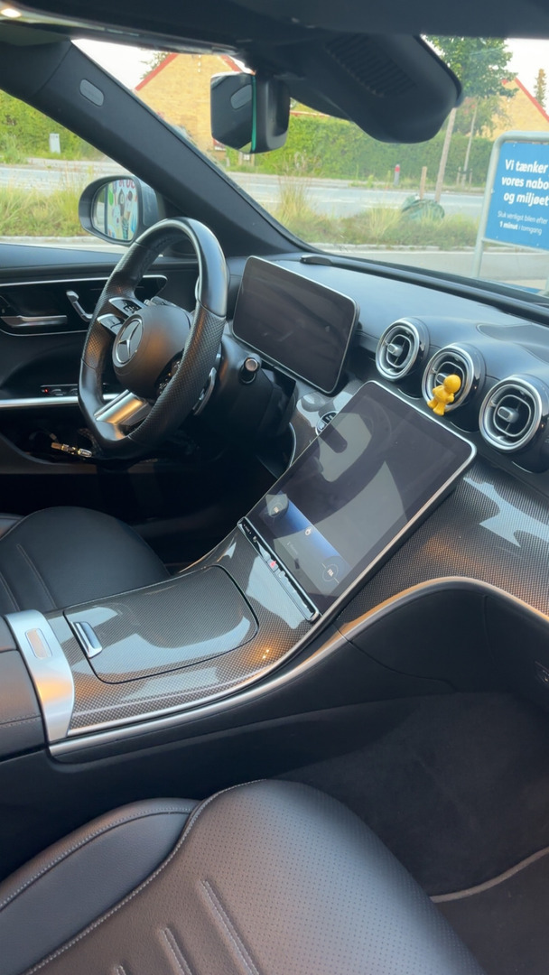 Grå Mercedes C300 d fra 2022