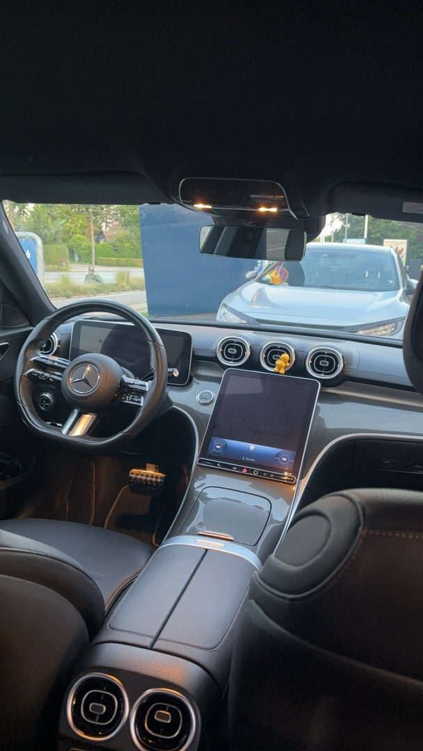 Grå Mercedes C300 d fra 2022
