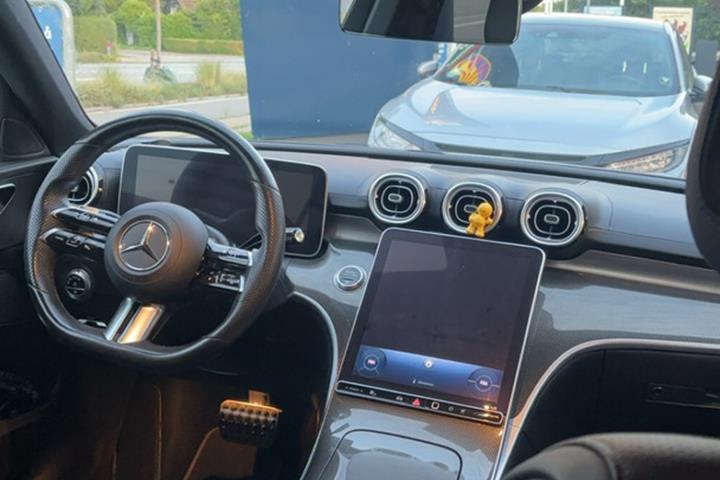 Grå Mercedes C300 d fra 2022