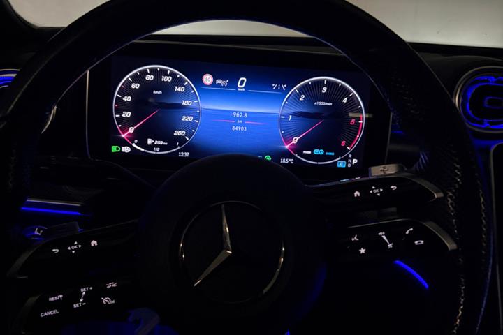 Grå Mercedes C300 d fra 2022
