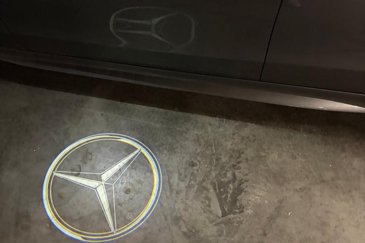 Grå Mercedes C300 d fra 2022