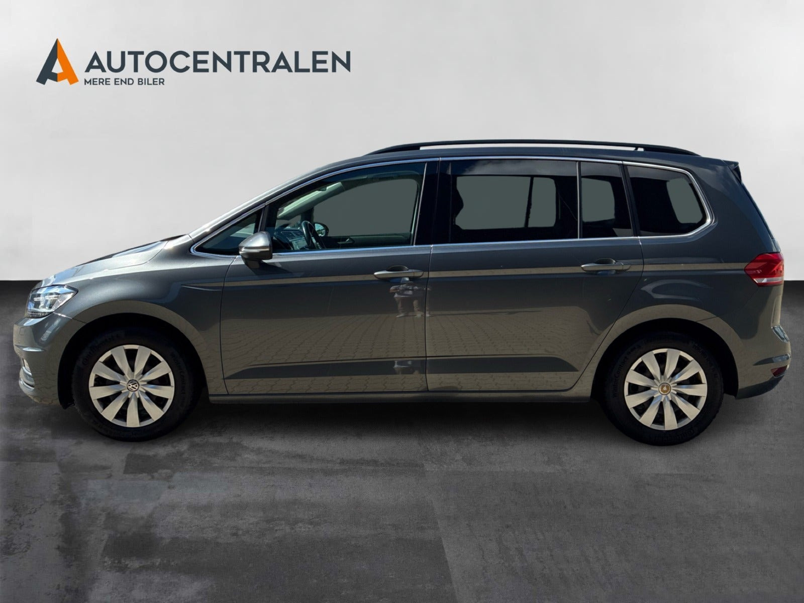 Grå VW Touran fra 2018
