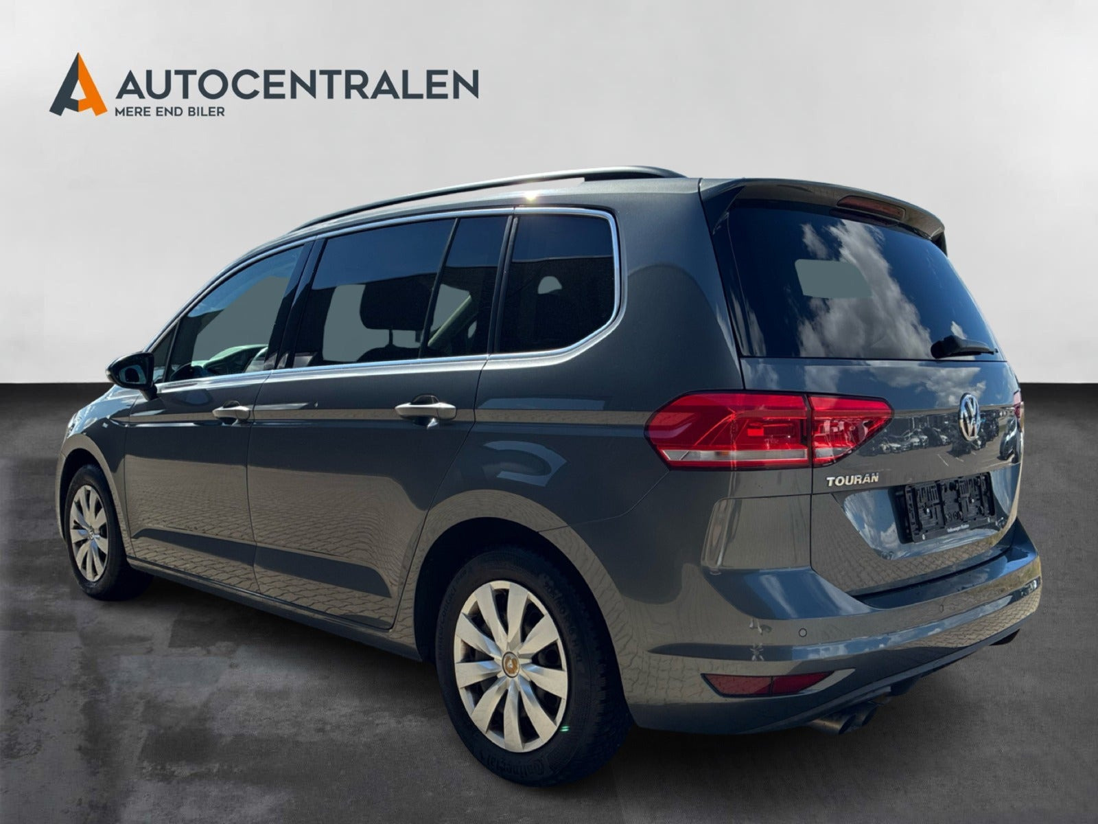 Grå VW Touran fra 2018
