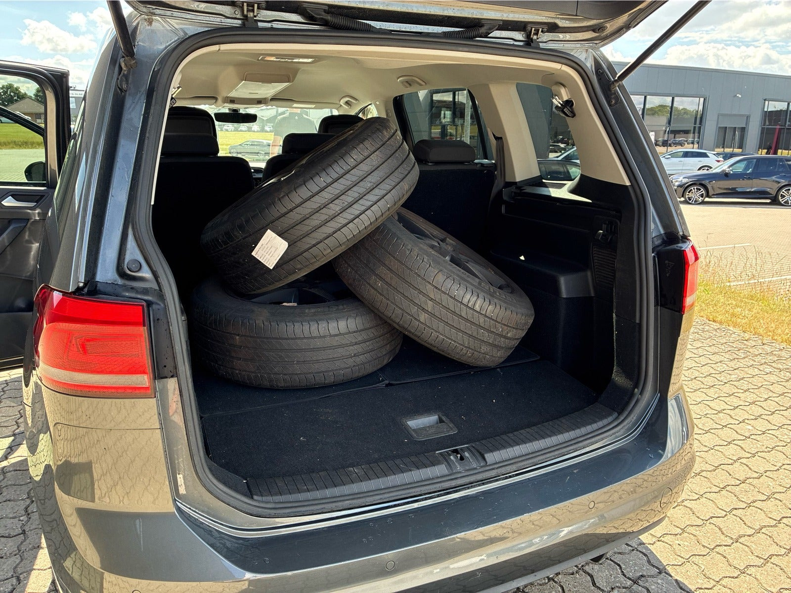 Grå VW Touran fra 2018