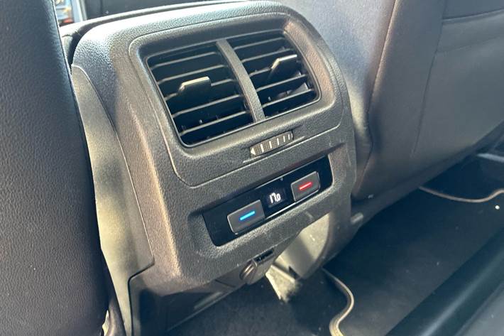Grå VW Touran fra 2018