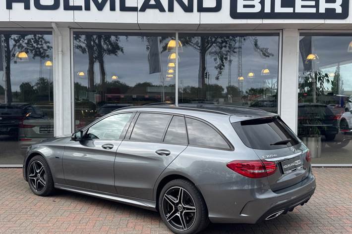 Grå Mercedes C300 de fra 2021