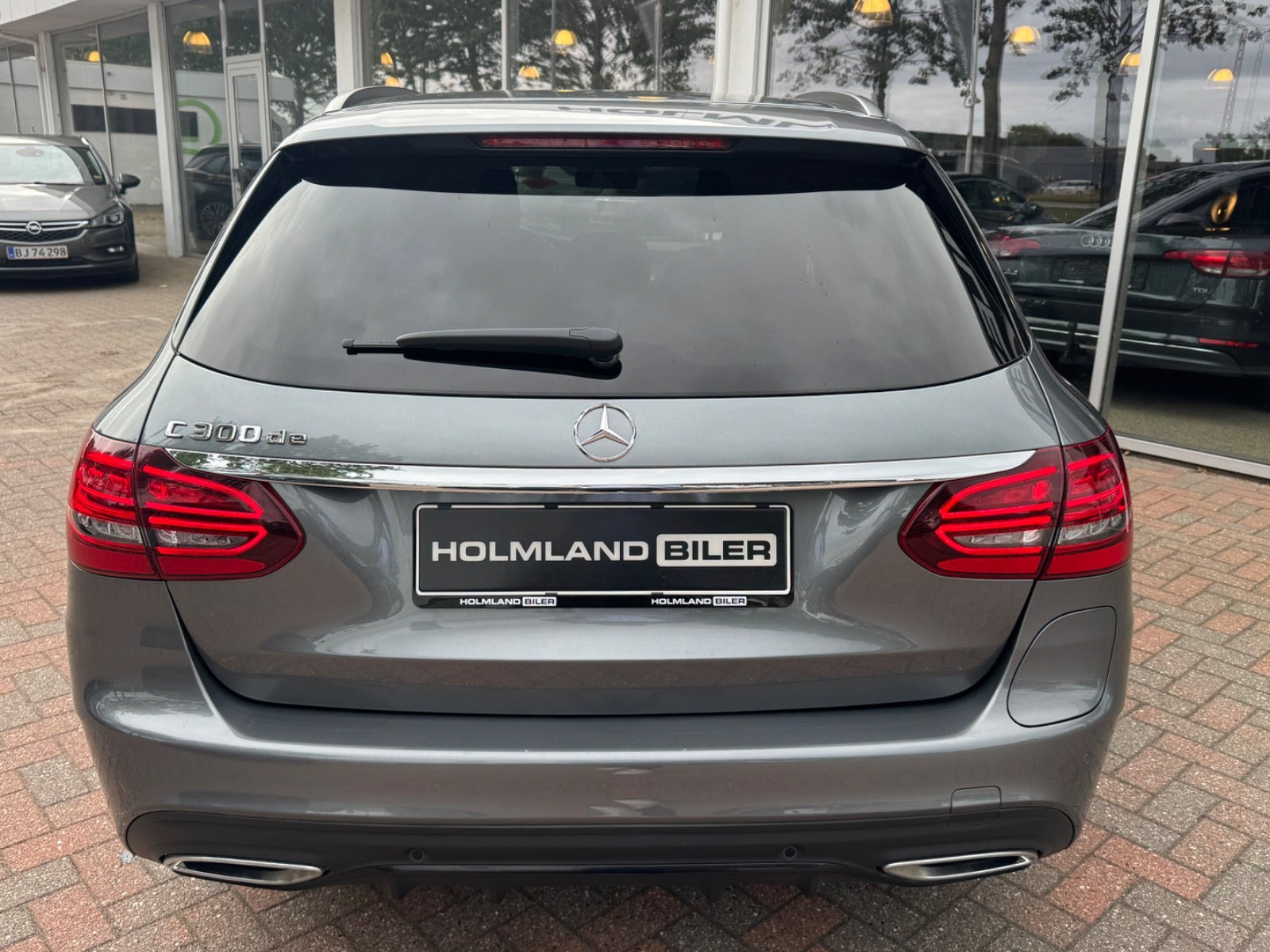 Grå Mercedes C300 de fra 2021