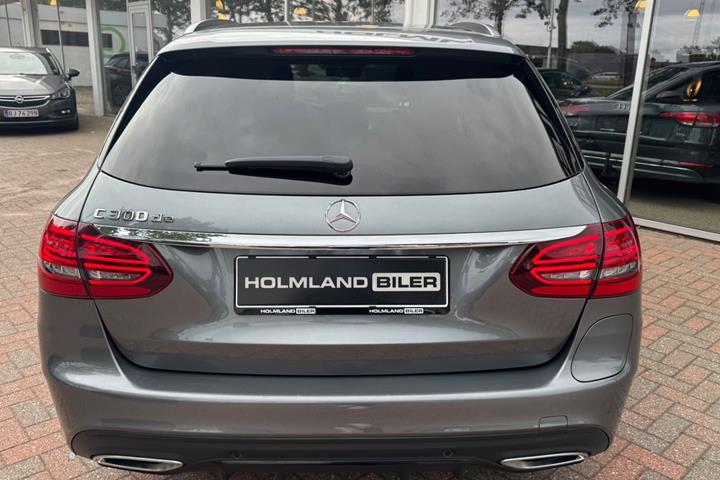 Grå Mercedes C300 de fra 2021