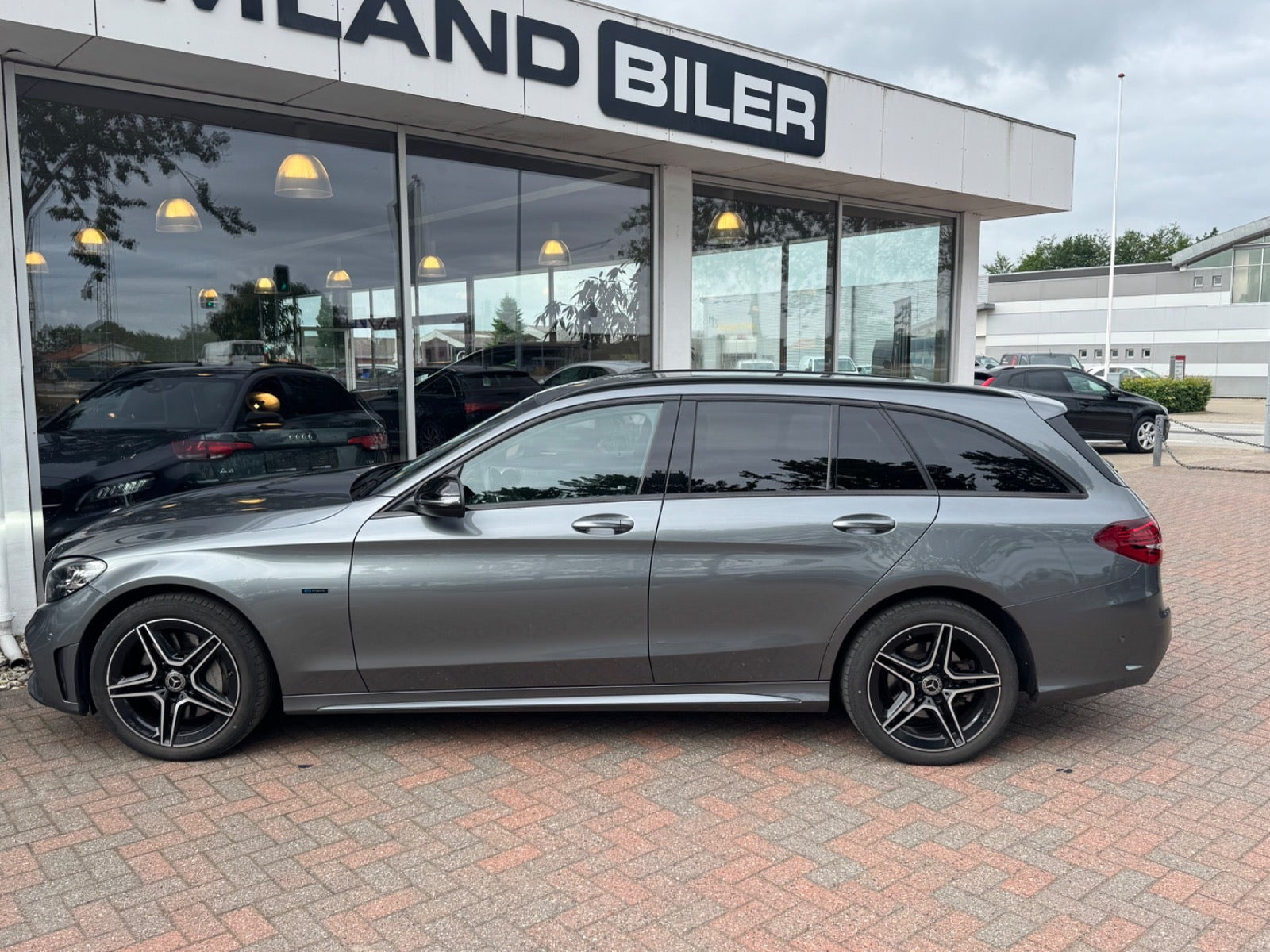 Grå Mercedes C300 de fra 2021
