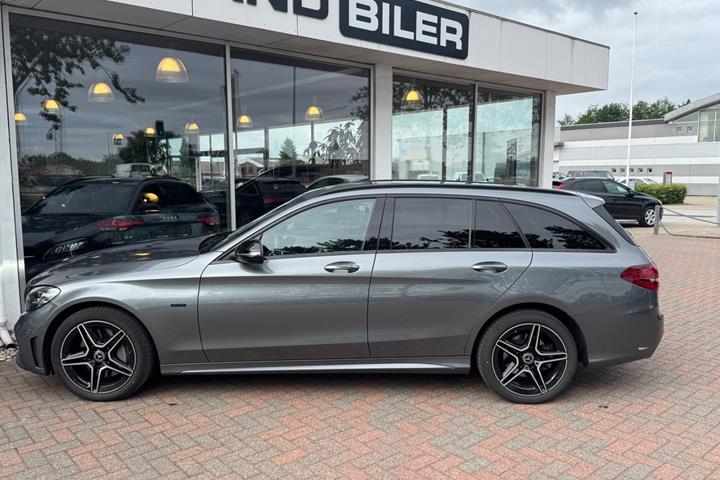Grå Mercedes C300 de fra 2021