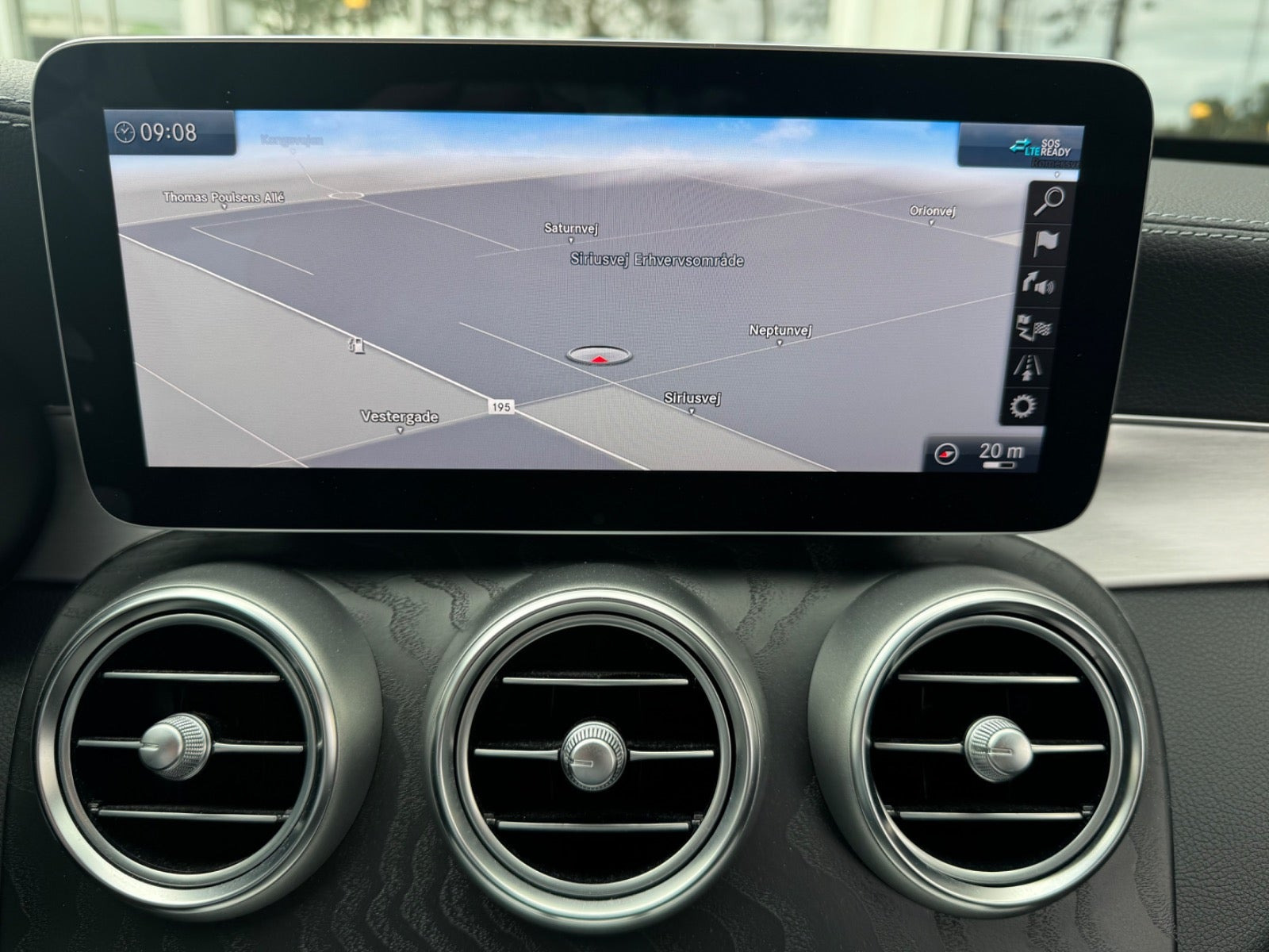 Grå Mercedes C300 de fra 2021