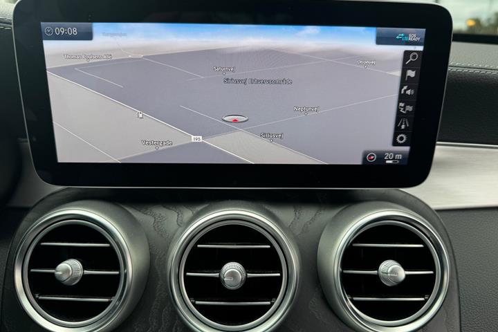 Grå Mercedes C300 de fra 2021