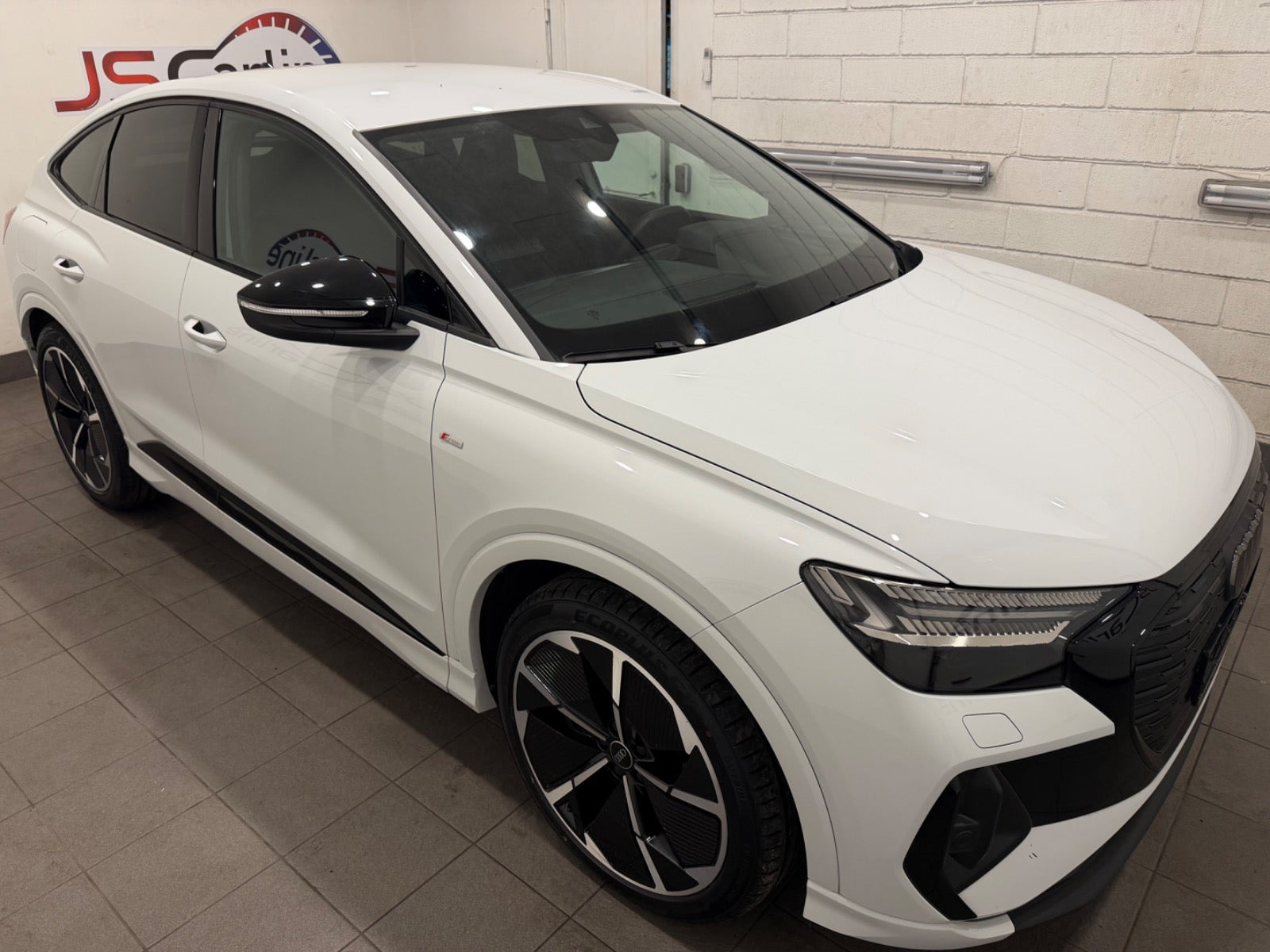 Hvid Audi Q4 e-tron fra 2024