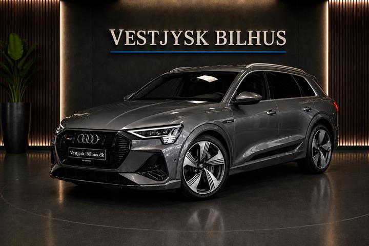Grå Audi e-tron fra 2022 set udefra