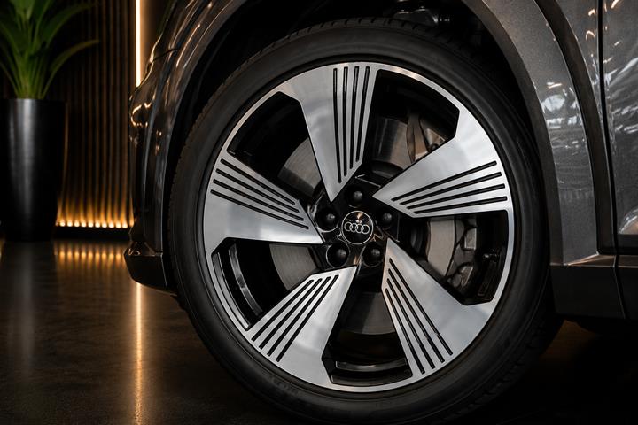 Grå Audi e-tron fra 2022