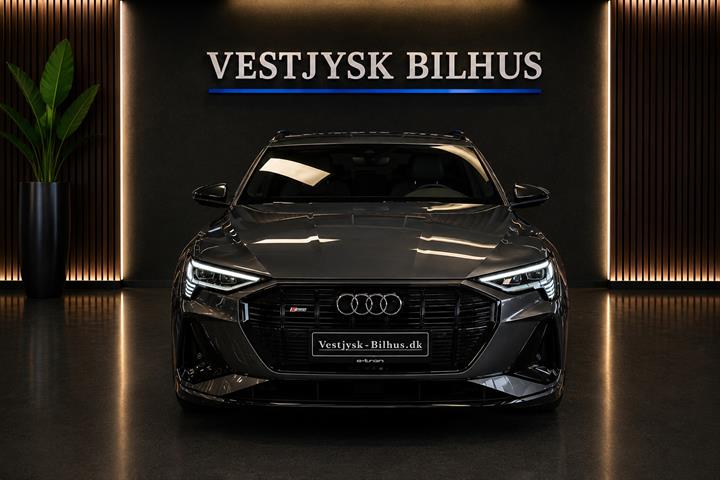 Grå Audi e-tron fra 2022