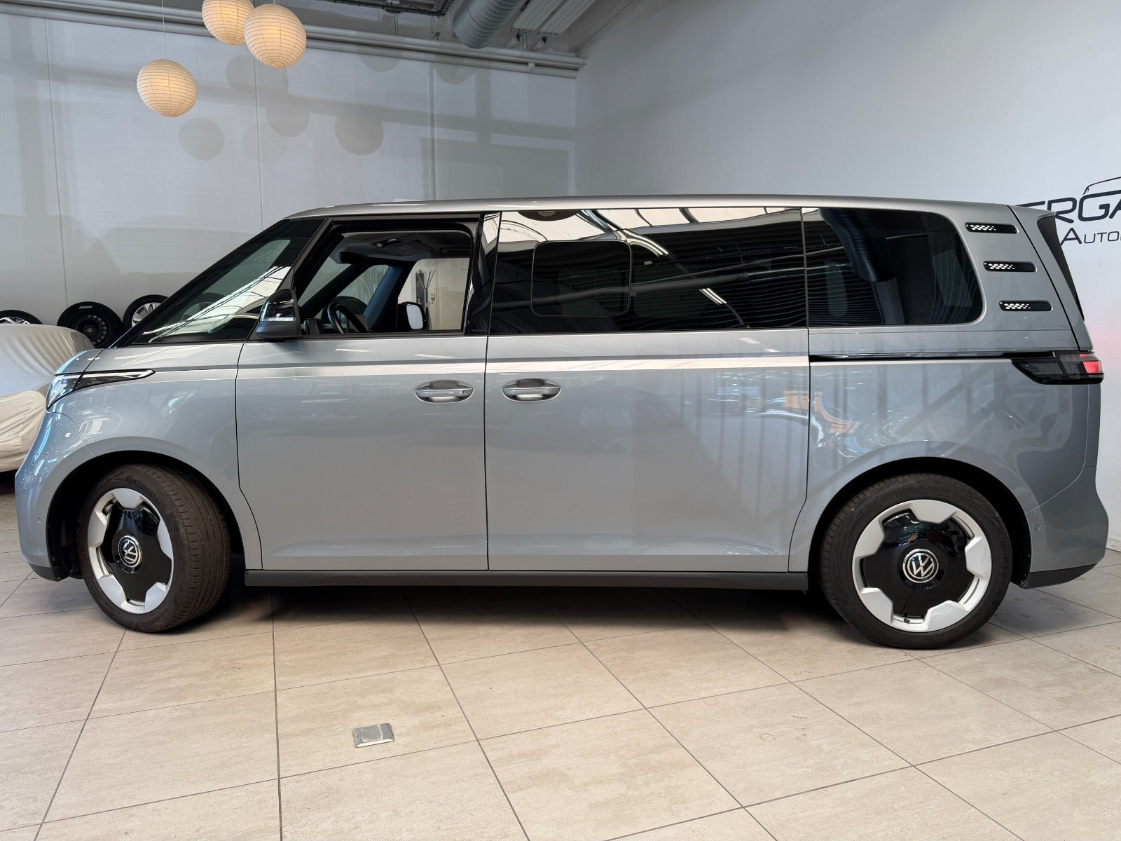 Grå VW ID.Buzz fra 2025