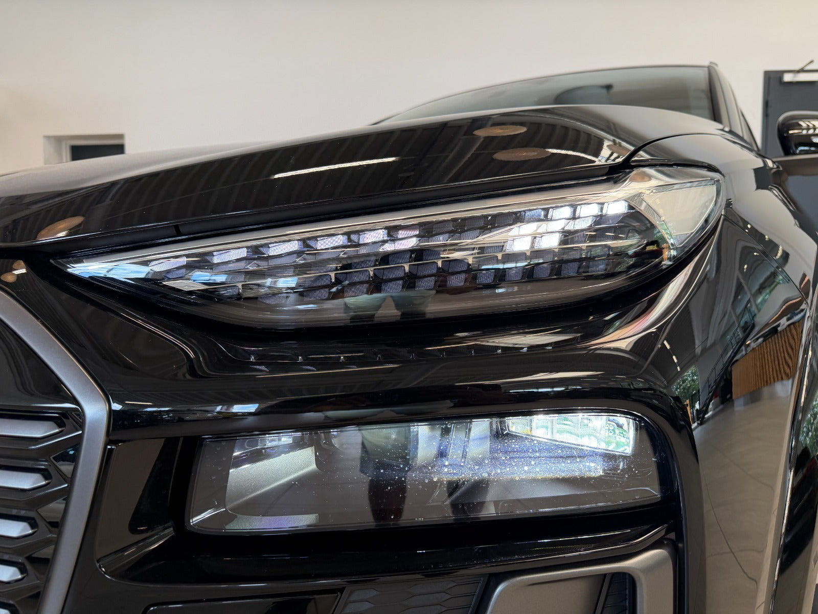 Sort Audi Q6 e-tron fra 2025