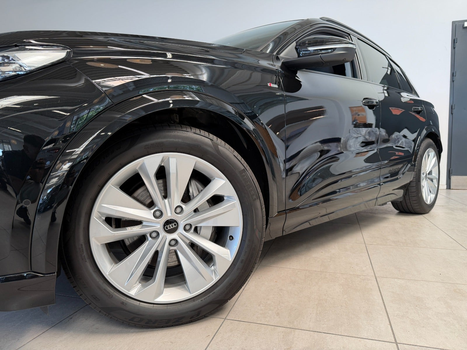 Sort Audi Q6 e-tron fra 2025