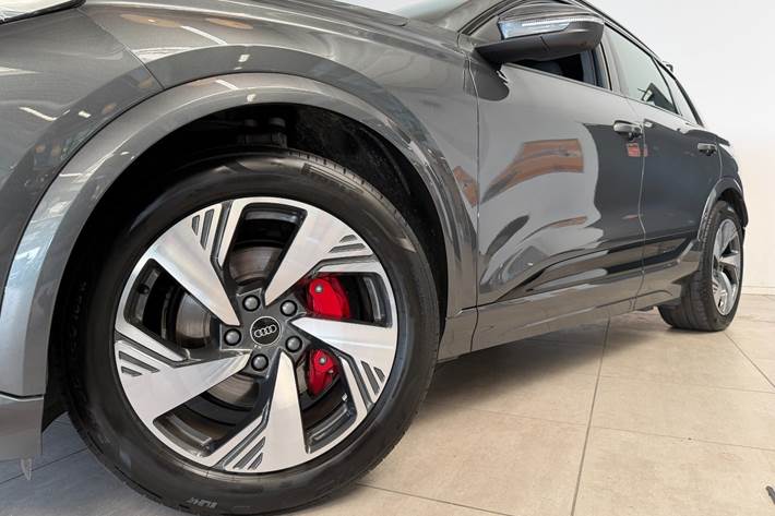Grå Audi Q6 e-tron fra 2024