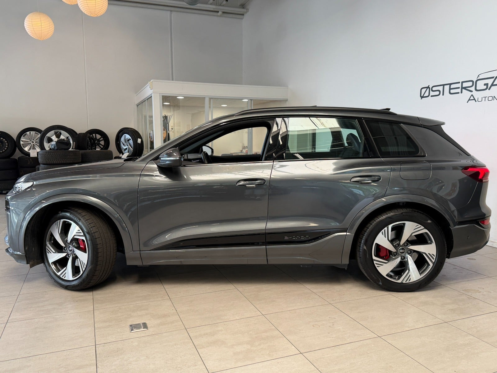 Grå Audi Q6 e-tron fra 2024