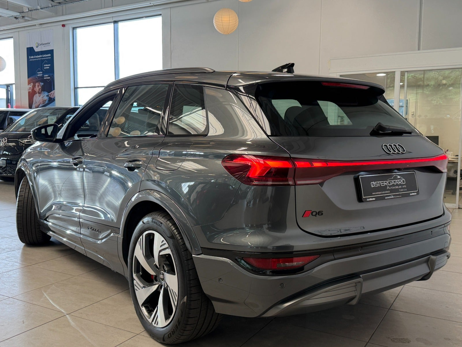 Grå Audi Q6 e-tron fra 2024