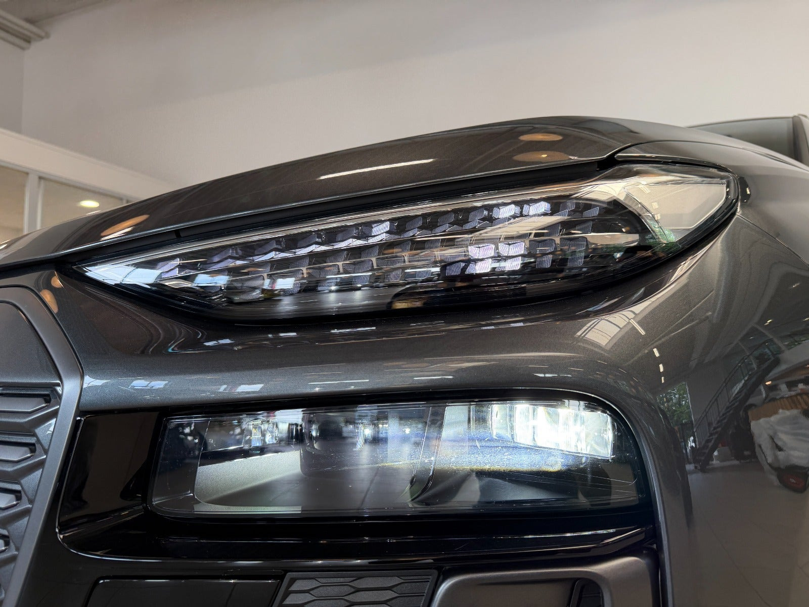Grå Audi Q6 e-tron fra 2024