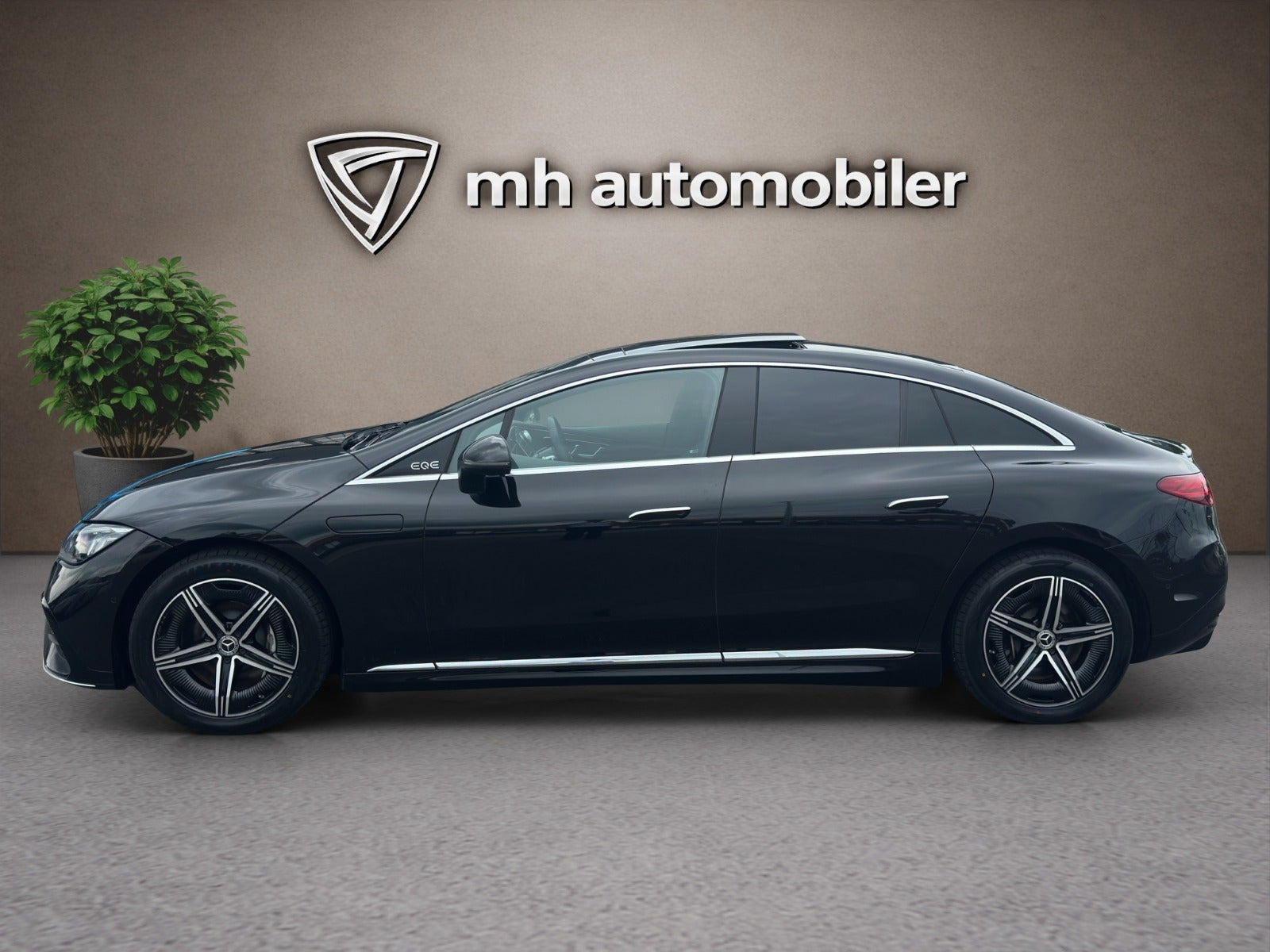Sort Mercedes EQE350 fra 2024