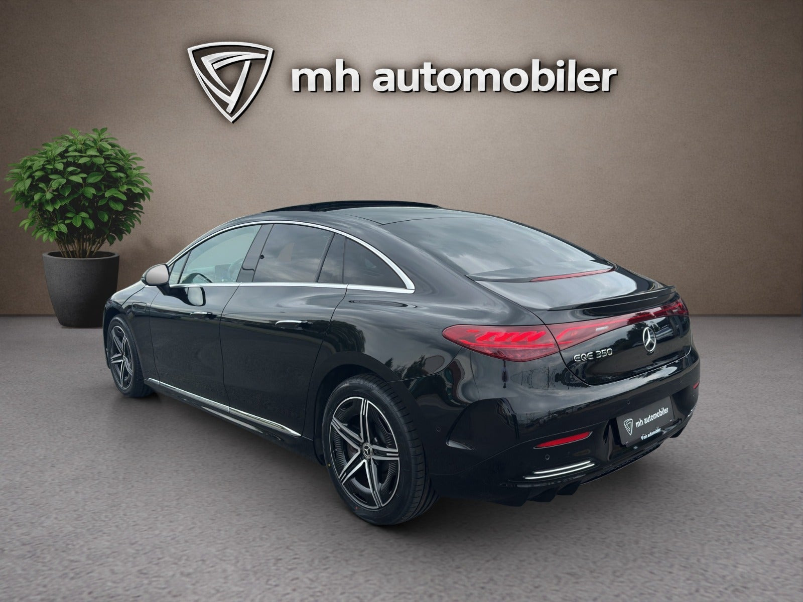 Sort Mercedes EQE350 fra 2024