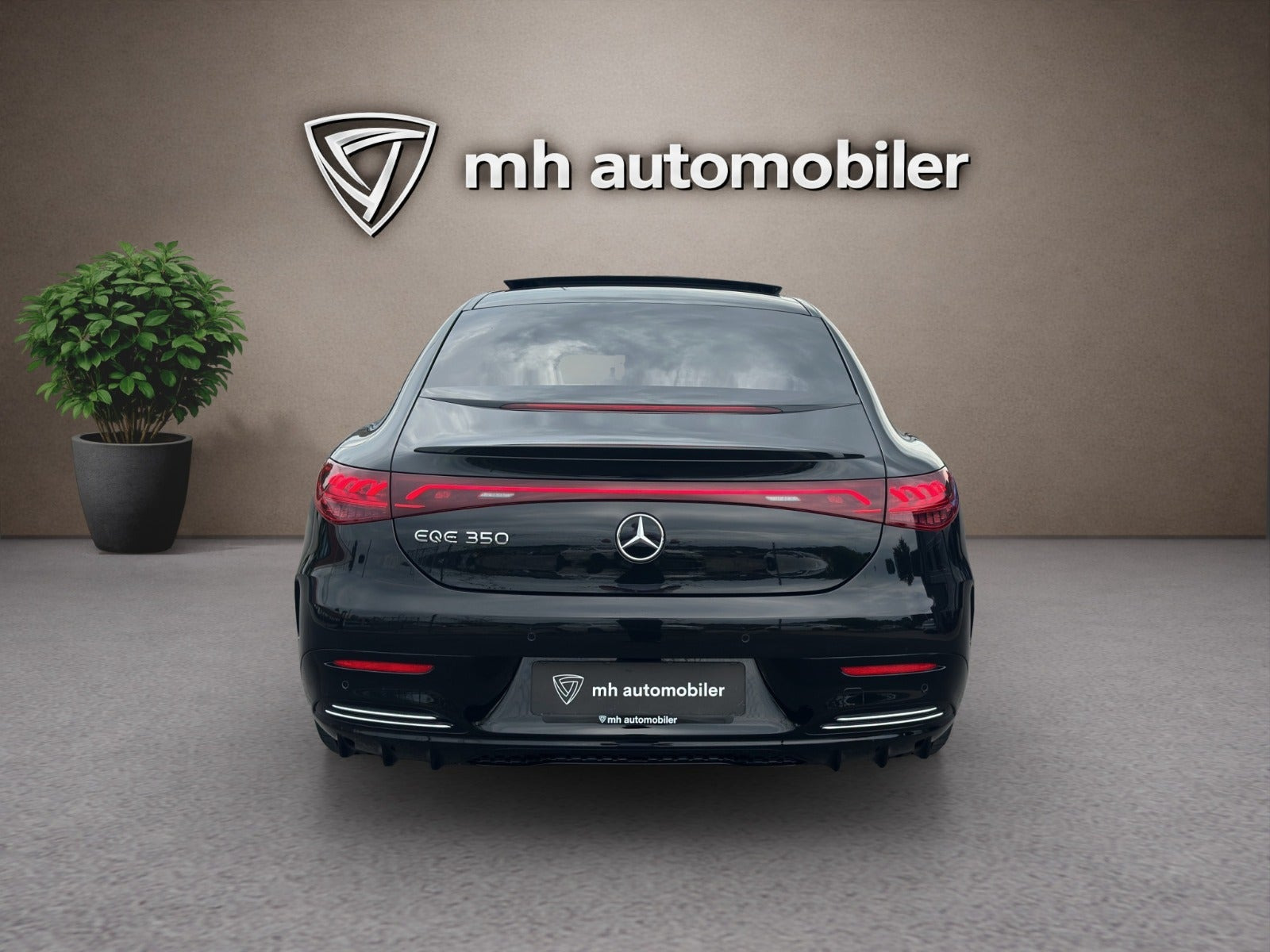 Sort Mercedes EQE350 fra 2024