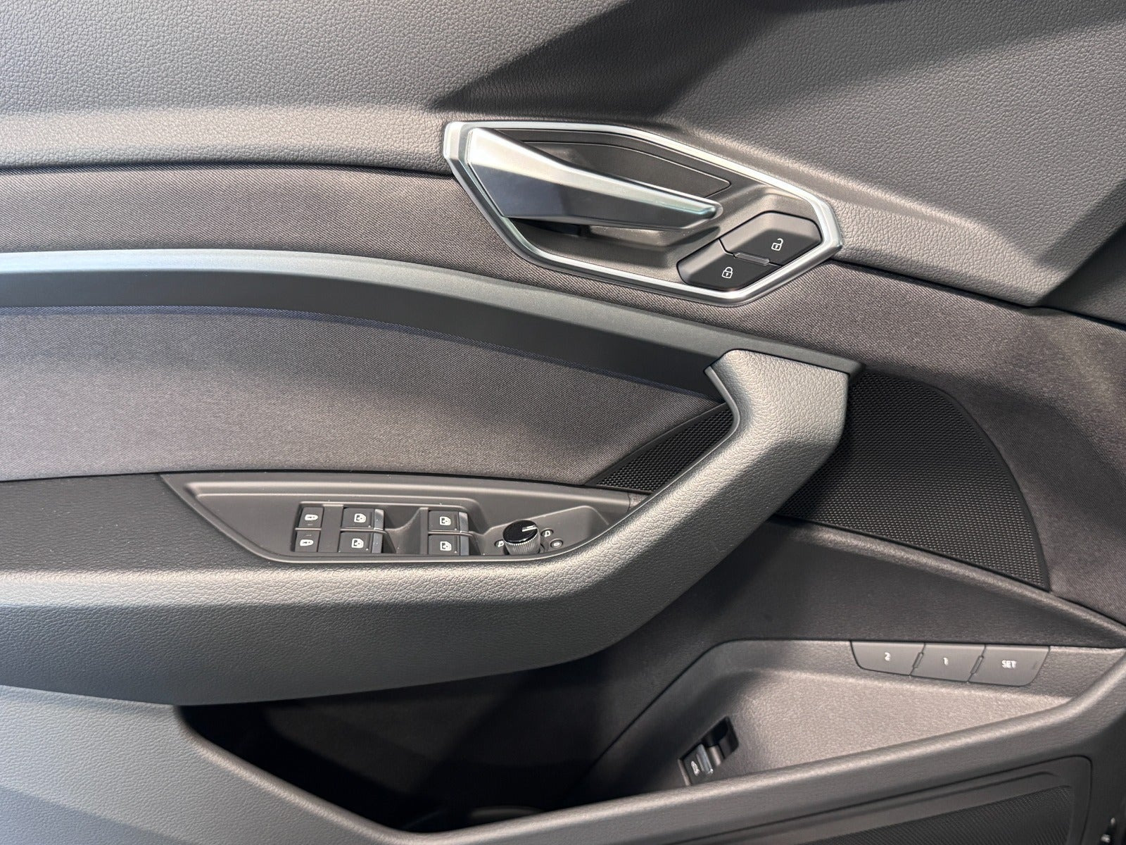 Grå Audi e-tron fra 2022