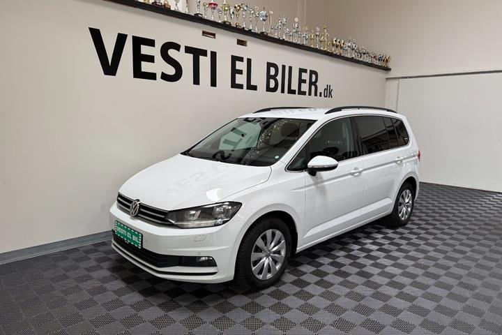 Hvid VW Touran fra 2020 set udefra