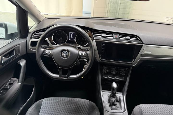 Hvid VW Touran fra 2020