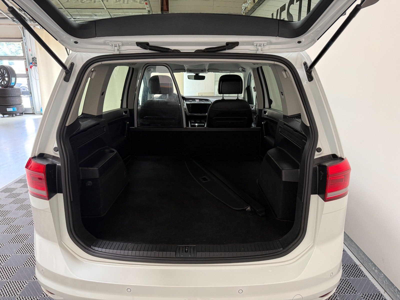 Hvid VW Touran fra 2020
