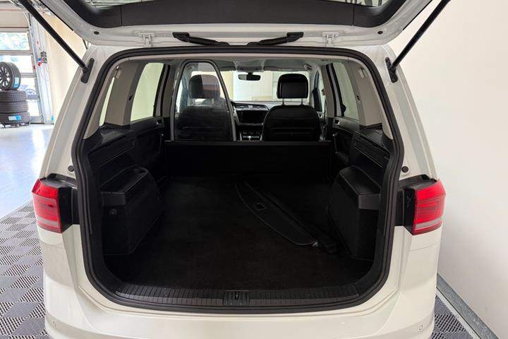 Hvid VW Touran fra 2020
