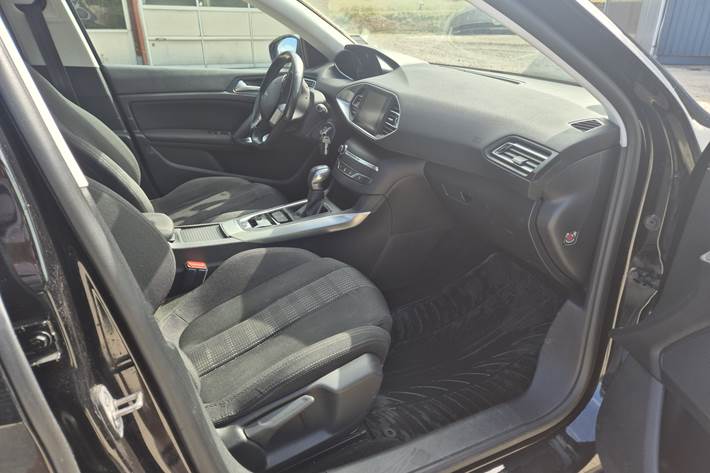 Sort Peugeot 308 fra 2016