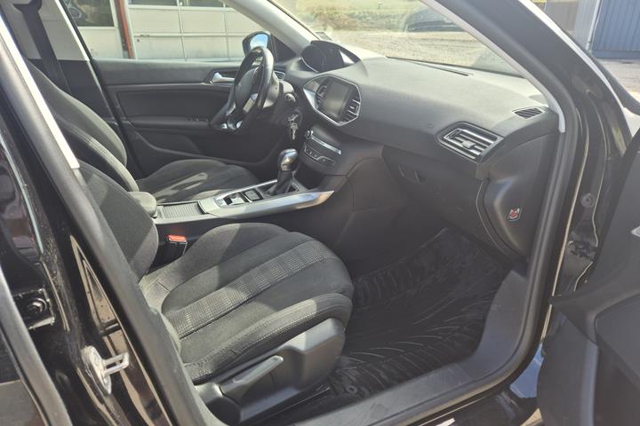 Sort Peugeot 308 fra 2016