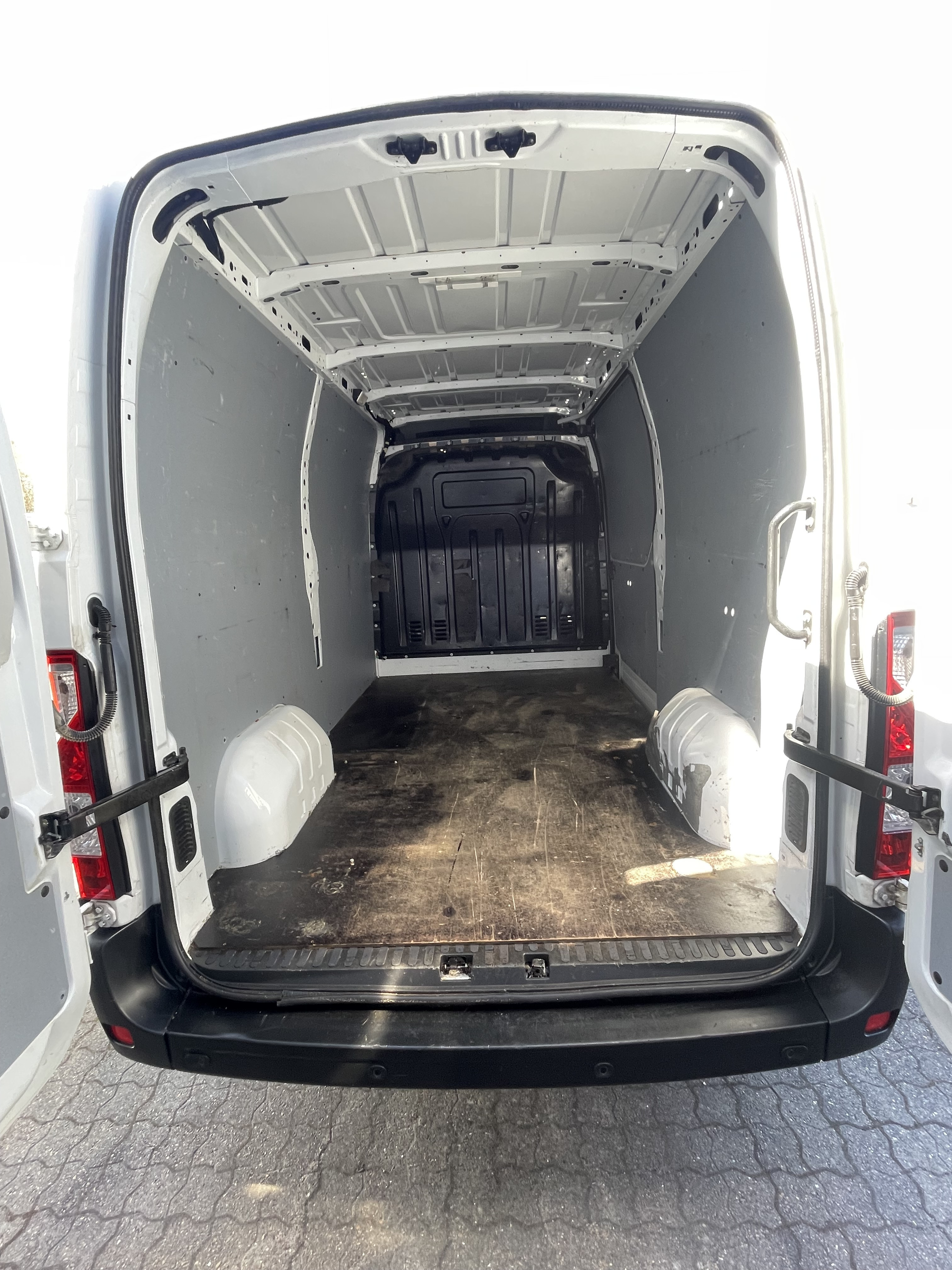 Hvid Renault Master fra 2020