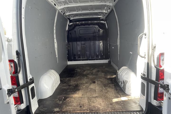 Hvid Renault Master fra 2020