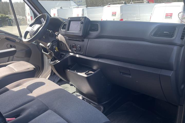 Hvid Renault Master fra 2020
