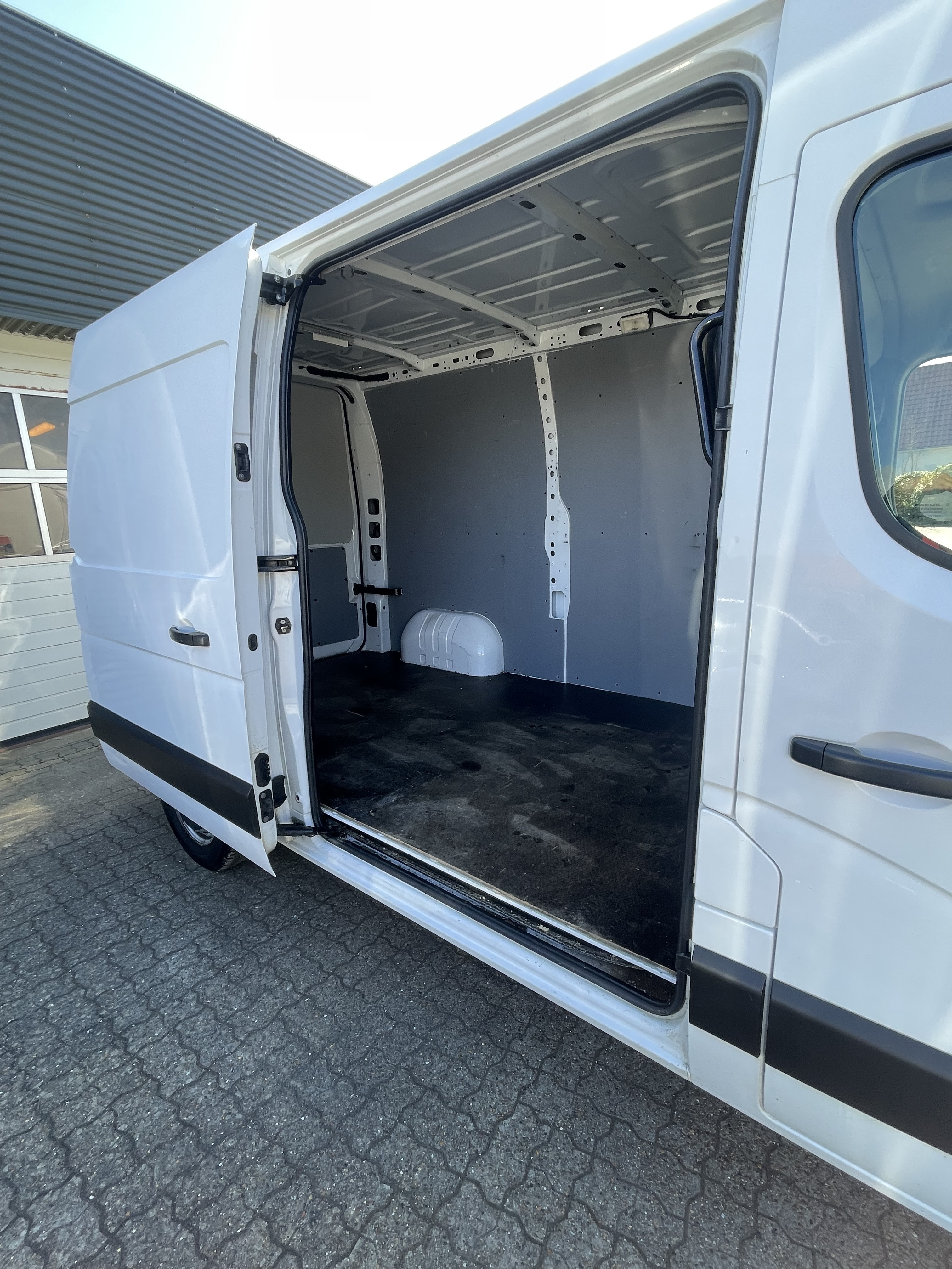 Hvid Renault Master fra 2020