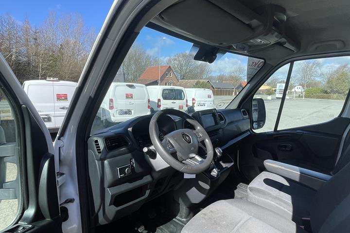 Hvid Renault Master fra 2020