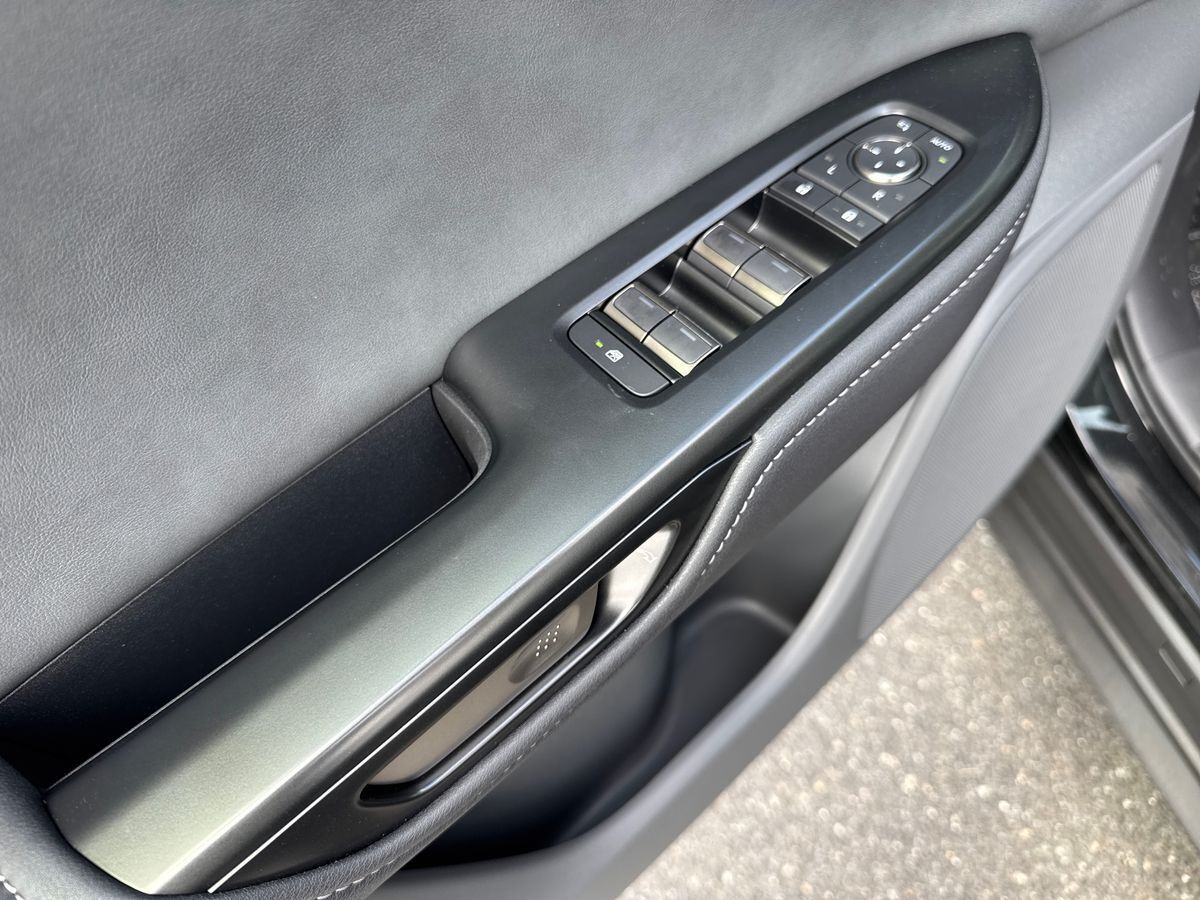 Sort Lexus RZ fra 2025