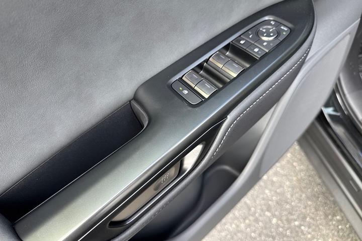 Sort Lexus RZ fra 2025