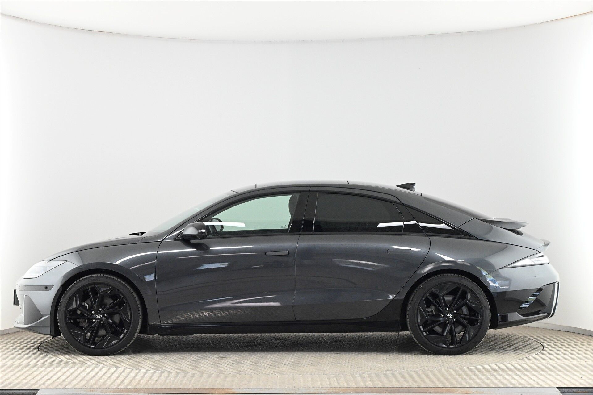 Grå Hyundai Ioniq 6 fra 2023