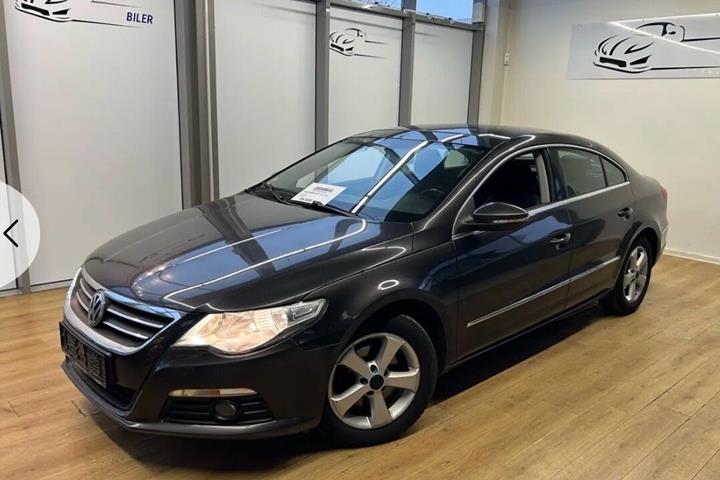 Sort VW Passat fra 2009 set udefra